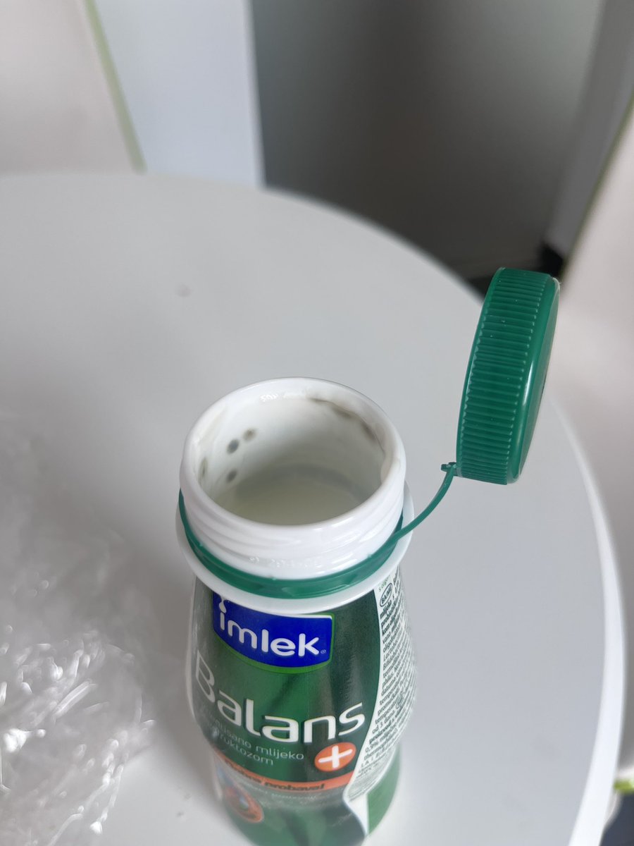 Saveta_Savyy's tweet photo. Uz pitu sa sirom i buđi preporučujem buđavi balans jogurt, iz volija naravno 🥰 https://t.co/oNgwNl94tK