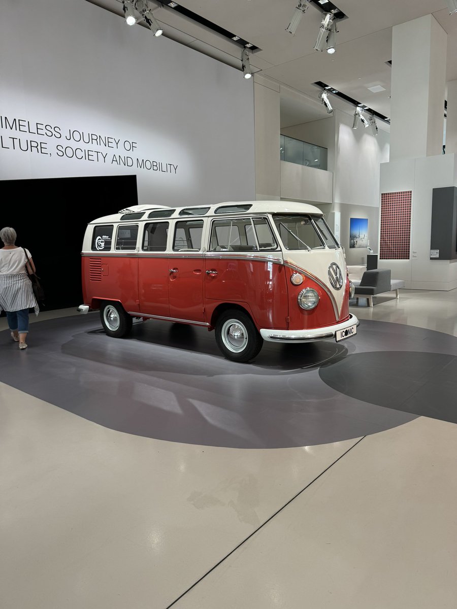 ベルリンに来てます。日本から✈️18時間かかりました笑　夜中にホテルチェックインして、朝起きてランニングがてら観光地巡りながら市場調査してます。午後から明日のプレゼンのリハーサル予定。ベルリンいい天気で最高です😀