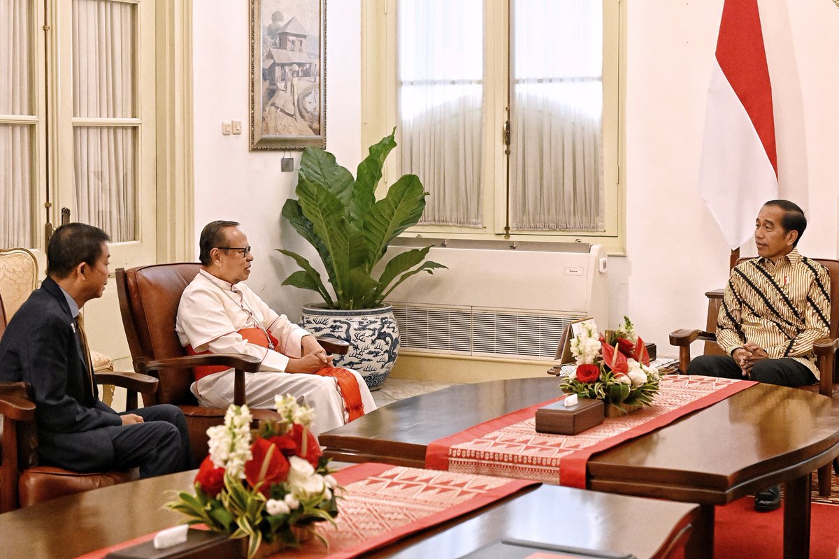 jokowi's tweet photo. Selamat datang Yang Teramat Mulia Sri Paus Fransiskus ke Indonesia. Bersama Menteri Luar Negeri Ibu Retno Marsudi, Menteri Agama Bapak Yaqut Cholil Qoumas, Ketua Panitia Kedatangan Paus Fransiskus ke Indonesia Bapak Ignasius Jonan, dan Uskup Agung Jakarta Bapak Ignatius Kardinal Suharyo, kami menyambut kunjungan bersejarah ini. 

Kunjungan Paus terakhir ke Indonesia terjadi lebih dari tiga dekade yang lalu, yakni Paus Paulus VI pada tahun 1970 dan Paus Yohanes Paulus II pada tahun 1989. 

Indonesia dan Vatikan berbagi komitmen untuk memupuk perdamaian, persaudaraan, dan kesejahteraan umat manusia. Saya berharap kunjungan empat hari Sri Paus ini menjadi tonggak penting dalam memperkuat dialog antaragama di Indonesia.

 ***
Foto: Rusman - Biro Pers Sekretariat Presiden
Lokasi: Istana Merdeka, Jakarta. Selasa, 3 September 2024.