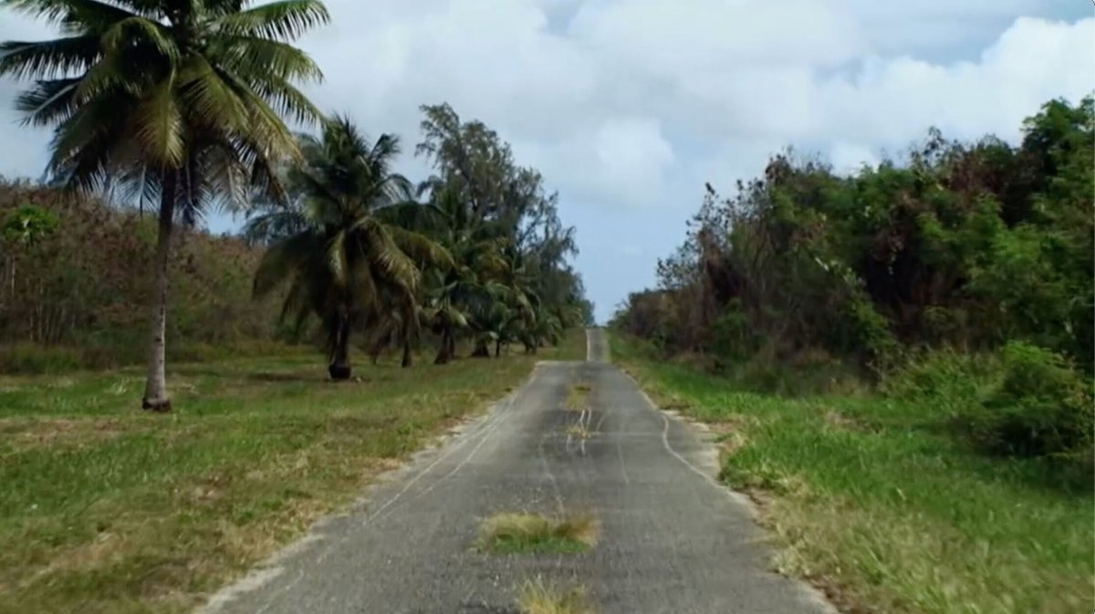 Das HMKV Video des Monats im September: Heinz Emigholz: „Rote Wüste“ (2012). 

Das Video könnt Ihr auf der Ebene 3 des Dortmunder U sowie online hier sehen: hmkv.de/hmkv-video-des…

<a href="/dortmunder_u/">Dortmunder U</a> <a href="/IArns/">Inke Arns</a> 

📷: Heinz Emigholz, Rote Wüste, 2012, Video, 21:12 Min., Videostill.