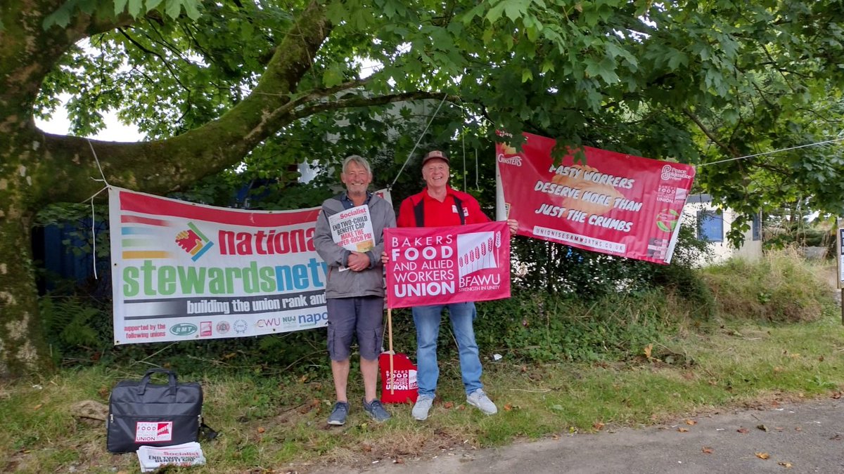 We were out speaking to #Ginsters workers again this weekend - talking about how together we can win better pay, conditions and a union inside the factory ✊

Pasty workers deserve more than just the crumbs 🥐

📝 Support us by signing the petition - change.org/samworthbrothe…