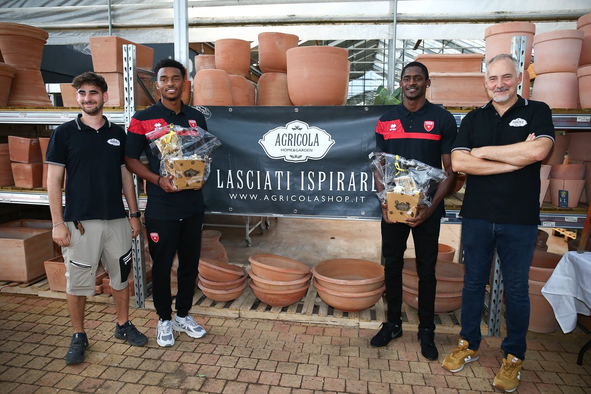 Oggi pomeriggio siamo stati ospiti di Agricola  per la presentazione alla stampa dei nostri #JordanHarris e #JaylenHands ⬜️🟥

Grazie al nostro sponsor per l’ospitalità 🤝

#NoiSiamoVarese