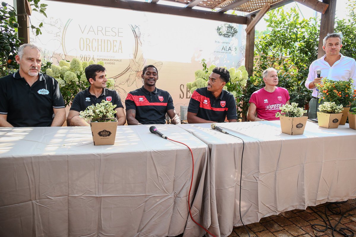 PallVarese's tweet photo. Oggi pomeriggio siamo stati ospiti di Agricola per la presentazione alla stampa dei nostri #JordanHarris e #JaylenHands ⬜️🟥
Grazie al nostro sponsor per l’ospitalità 🤝
#NoiSiamoVarese https://t.co/7Y4grxkwZP