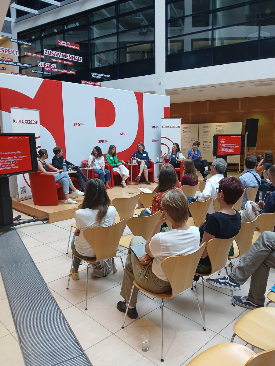 "Mein Appell ist: Bei Klimapolitik mehr Emotionen wagen!", sagt Delara Burkhardt, MEP beim #Klimadialog zur Kommunikation von Klimapolitik mit dem <a href="/spdde/">SPD Parteivorstand 🇪🇺</a> Generalsekretär Kevin Kühnert, Sarah Schurmann, Klimajournalistin und Janna Hoppmann von <a href="/ClimateMind/">ClimateMind</a>.