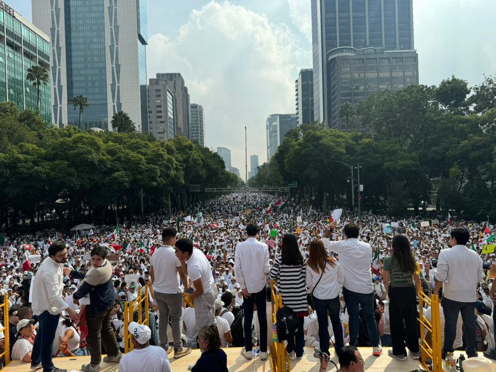 Josemdlg's tweet photo. 🚨!NO VAMOS A DETENERNOS, NO VAMOS A DAR UN PASO ATRÁS! 🚨

Hoy vamos a dar la batalla en donde la tengamos que dar, en San Lázaro o en cualquier sede alterna.

NUESTRAS EXIGENCIAS VAN A SER ESCUCHADAS POR TODAS LAS FUERZAS POLÍTICAS. 

ESTÉN ATENTOS, la GENERACION DEL 24 VA! https://t.co/k15NDEXMhK