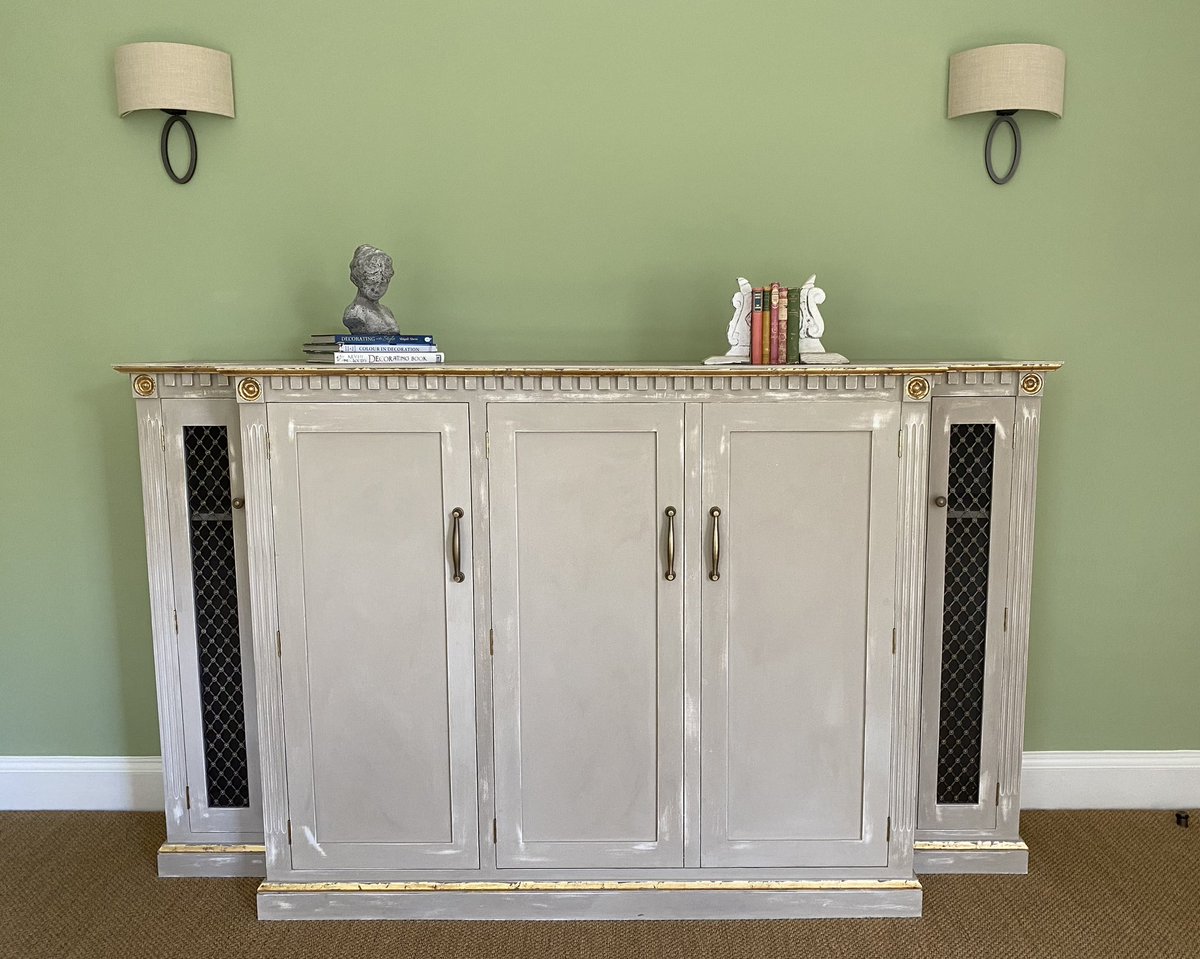 Transforming a brand new bespoke MDF unit into something a little more stylish. 
Working with @anniesloanhome #countrygrey #coco and adding a distressed gilt finish to bring a touch of glamour. 

#commission #furniturepainting #marmaladestyle #interiors #interiorstyle #gilding