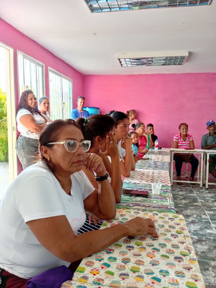 LuisLopezPSUV's tweet photo. Despliegue en la Comuna Leales A Chávez ( El Venerable ) acompañamiento por el PSUV FLA. @NicolasMaduro @ConCiliaFlores @DCabellor https://t.co/6tOlJuCd5W