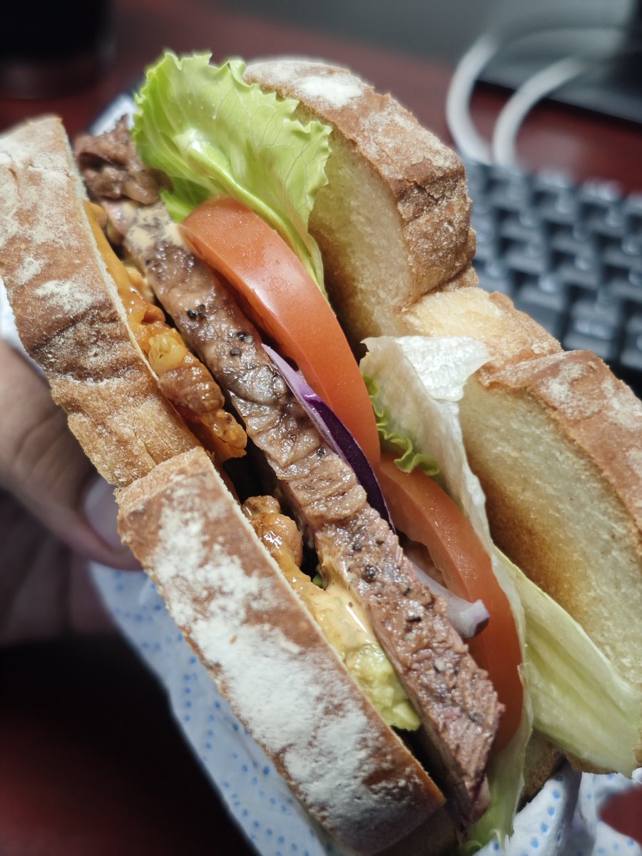 Hoy tocó de Brisket del <a href="/srdeloscortes/">El Señor De Los Cortes</a> ahumado con mezquite y nogal, todavía le puso tocino y aguacate la brujer, qué grosería 🐷