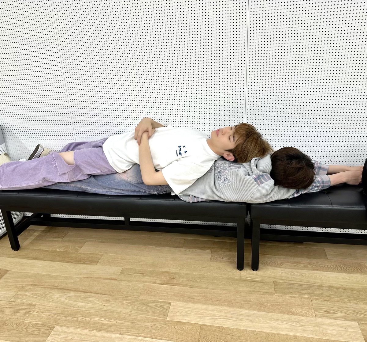 จริงๆแล้วที่พูดถึงรองเท้าเพราะคิดถึงคนให้ ส่วนรูปที่ส่งมาเพราะคิดถึงเตียงส่วนตัว มูฟออนนะลูก ถ้ามูฟไม่ได้ก็ไปจีบเขาใหม่