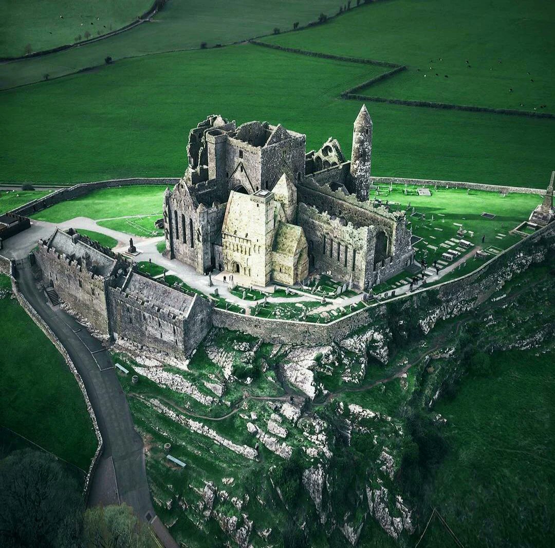 gromollet's tweet photo. @histories_arch The picture doesn’t show the Rock of Cashel
Below a picture of the Rock https://t.co/pmIOdUZ52s