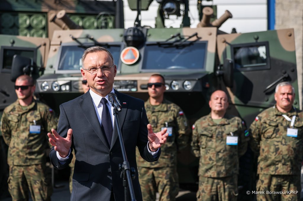 prezydentplarch's tweet photo. Prezydent RP @AndrzejDuda odwiedził XXXII #MSPO w #Kielce.
💬 Nie mam żadnych wątpliwości, że także i dzisiaj podniesienie poziomu wydatków obronnych i uczynienie armii państw NATO naprawdę silnymi, armiami, których po prostu nie da się pokonać – zwłaszcza, jeżeli staną wspólnie, w ramach Sojuszu, do obrony każdego, najmniejszego skrawka terytorium NATO – spowoduje, że wielkiej wojny, kolejnej wojny, wojny światowej nie będzie – powiedział Andrzej Duda.
🔗 https://t.co/7MSKNGioSi