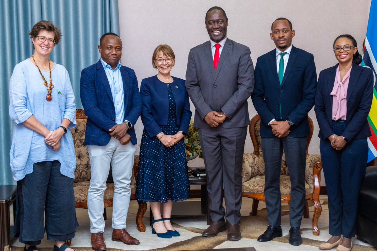 mfa_tanzania's tweet photo. Balozi @JohnUlanga amezungumza na Balozi @IEAmbDar kuangazia kukuza ushirikiano katika uchumi wa kidijitali, uwekezaji, teknolojia, kubadilishana ujuzi biashara, na kilimo cha bustani.
Aidha, Tanzania imealikwa kushiriki Kongamano la kiuchumi litakalofanyika Dublin, Ireland 2025. https://t.co/TT1rxfarbj