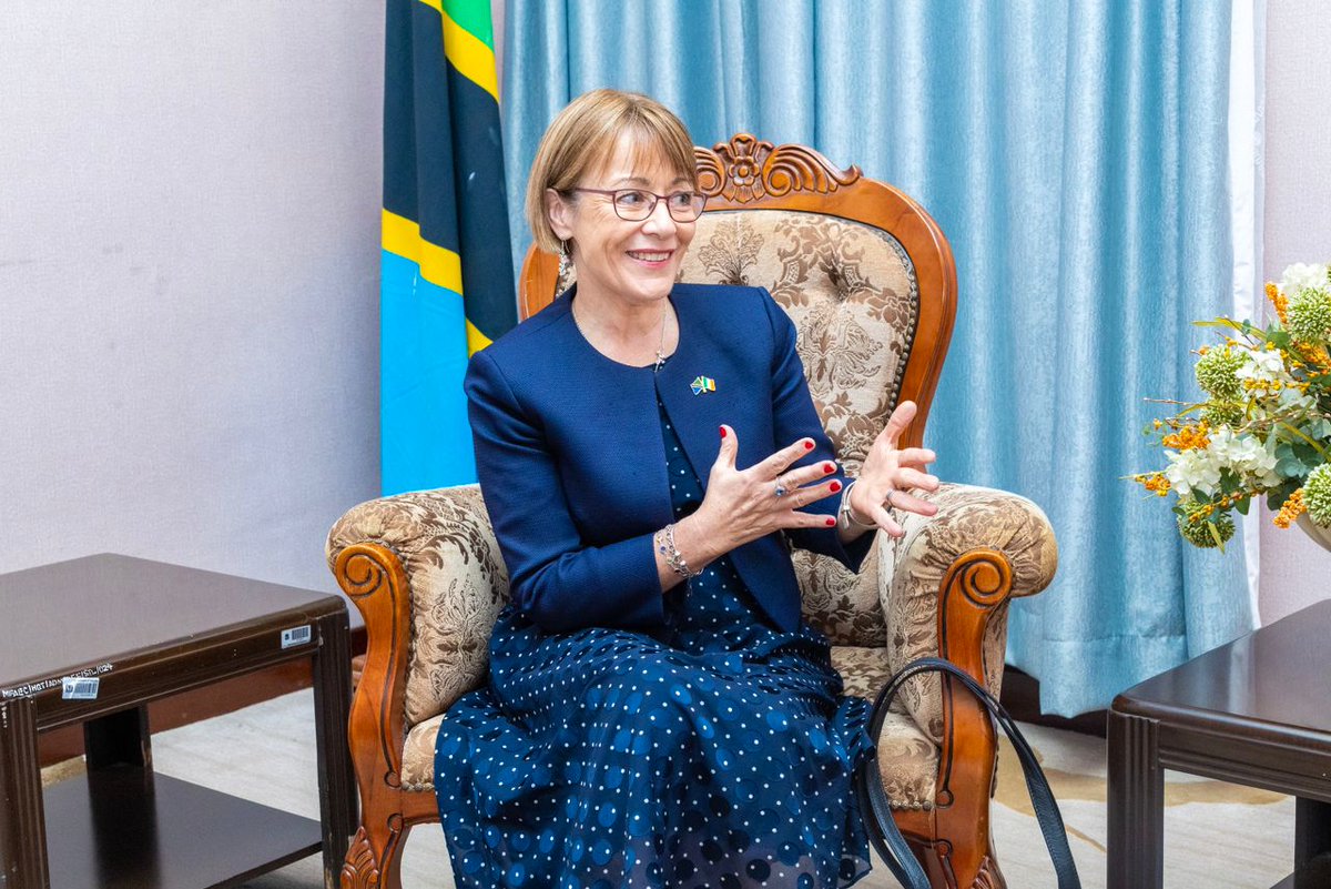 mfa_tanzania's tweet photo. Balozi @JohnUlanga amezungumza na Balozi @IEAmbDar kuangazia kukuza ushirikiano katika uchumi wa kidijitali, uwekezaji, teknolojia, kubadilishana ujuzi biashara, na kilimo cha bustani.
Aidha, Tanzania imealikwa kushiriki Kongamano la kiuchumi litakalofanyika Dublin, Ireland 2025. https://t.co/TT1rxfarbj