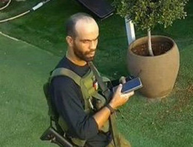 Questo è il comandante delle forze d'élite di Hamas Ahmad Wadya, il 7 ottobre è stato filmato mentre uccideva un padre israeliano di fronte ai suoi due bambini piccoli. Dopodiché ha aperto il frigo e bevuto una lattina di Coca-Cola di fronte a loro.

Oggi è stato eliminato 🎯