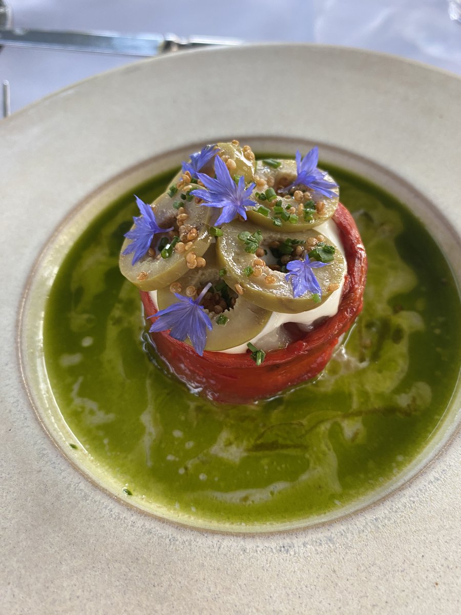 Gepofte paprika met Dutch yellowfin, verse kaas, limoenvinaigrette en groene olijf. Een hemels gerechtje van <a href="/HeerenHarinxma/">Heeren van Harinxma</a>.

#MICHELINStar