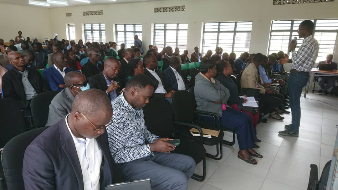 MusanzeDistrict's tweet photo. Muri uyu mwiherero kandi hatanzwe ubutumwa mu kurwanya no kwirinda indwara y'Ubushita bw'Inkende , aho Umukozi wa @RBCRwanda  yabasobanuriye ibimenyetso byayo n'uko yandura n'Uburyo bwo kuyirinda kugirango nabo bazabisobanurire Abarimu n'Abanyeshuri . https://t.co/iLNWQtNTSG