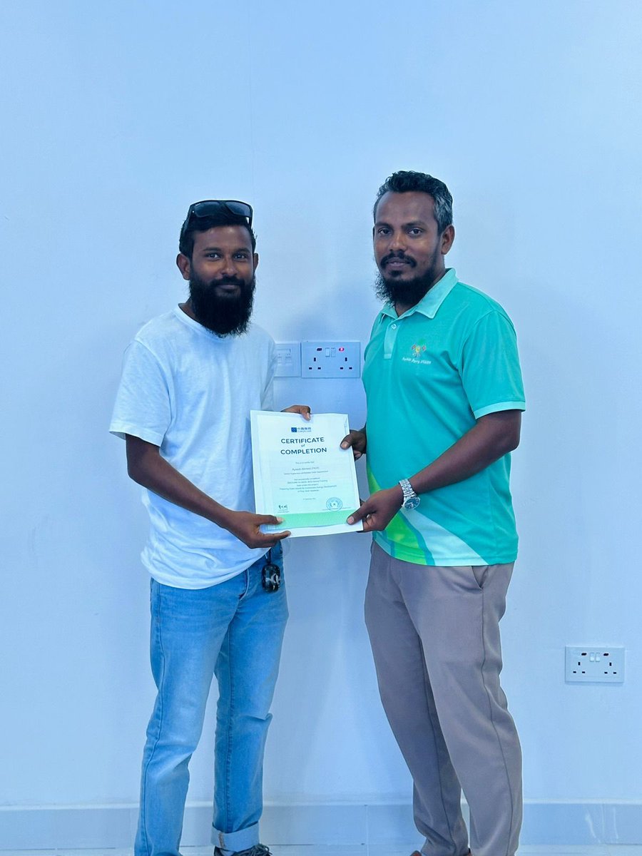 MoEnvmv's tweet photo. Three-day training on the operation and maintenance of Solar PV-Diesel-BESS hybrid system for the technical staff of Thaa Atoll Powerhouses has been completed, and certificates of completion were awarded to those who successfully completed the training.
@TeamFenaka https://t.co/x47eEz8H3h
