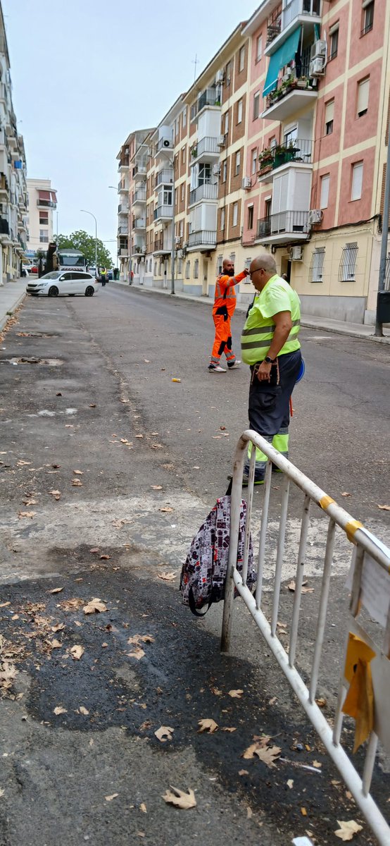 CSalgado_'s tweet image. Estimado Alcalde @BarreraGragera . Sería de recibo que ya que asfaltan la calle Arturo Gazul, que priorizaran el acerado por su mal estado, ya que el suelo es resbaladizo y lleva 40 años sin renovarse y se caen las personas mayores, más importante las personas que los coches.