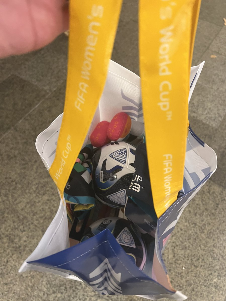 kevantan_11's tweet image. When I first got some stuff at the FIFA store at the Fan Festival, the vendor retailer randomly gave me the reusable bag with Tazuni on it

#FIFAWWC #FIFAWWC2023 #WWC #WWC2023 #FIFA #BeyondGreatness #AUNZ23 #australia #newzealand #tazuni #mascot #fifastore #mascotplush #headwear
