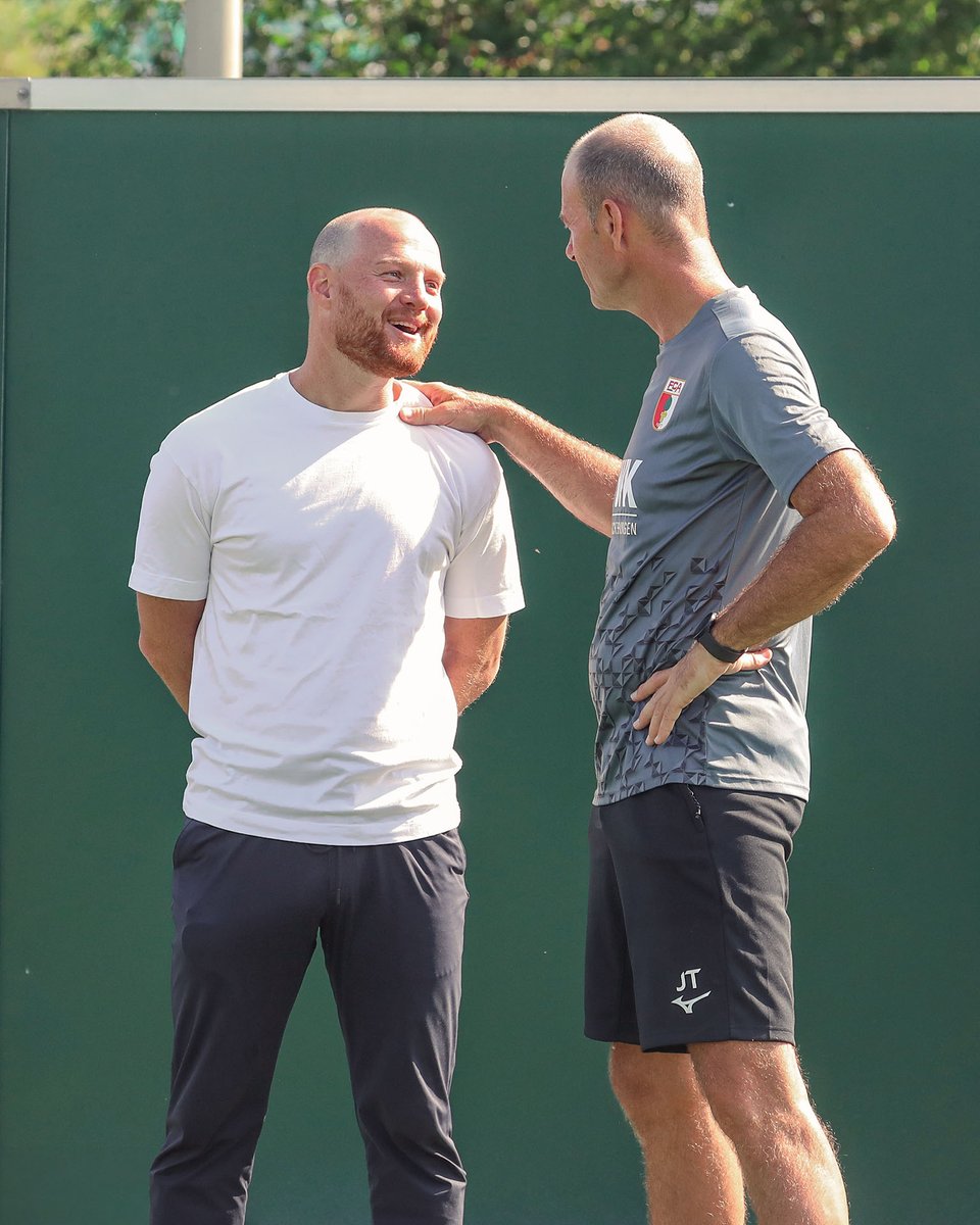 FCAugsburg's tweet photo. Servus Jones! 👋

Ein 𝐯𝐞𝐫𝐭𝐫𝐚𝐮𝐭𝐞𝐬 𝐆𝐞𝐬𝐢𝐜𝐡𝐭 👀beim heutigen Training - unser ehemaliger #FCA-Co-Trainer Jonas #Scheuermann hat während der #Länderspielpause mal wieder in Augsburg vorbeigeschaut! 👊 https://t.co/N3aLkw4p9p