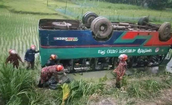 হোসেনপুরে বাস উল্টে আহত ১০