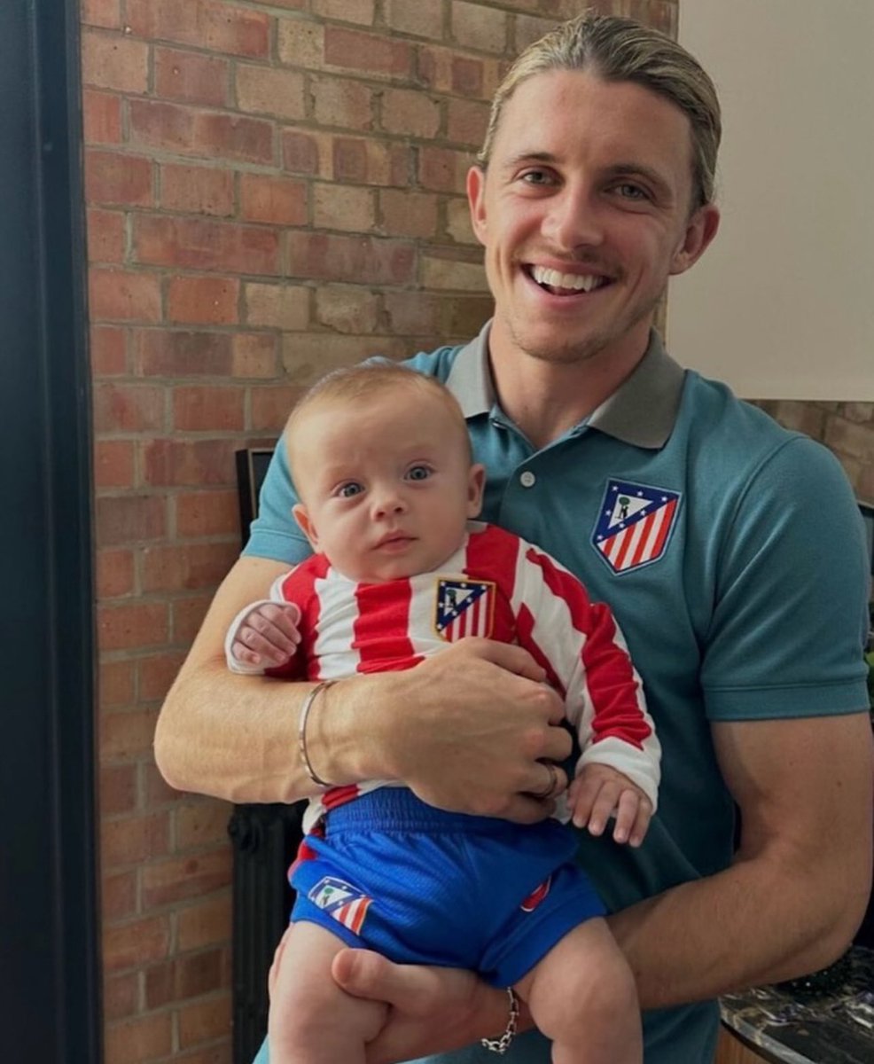 Este tío se va a volver un ídolo aquí.
Connor😍