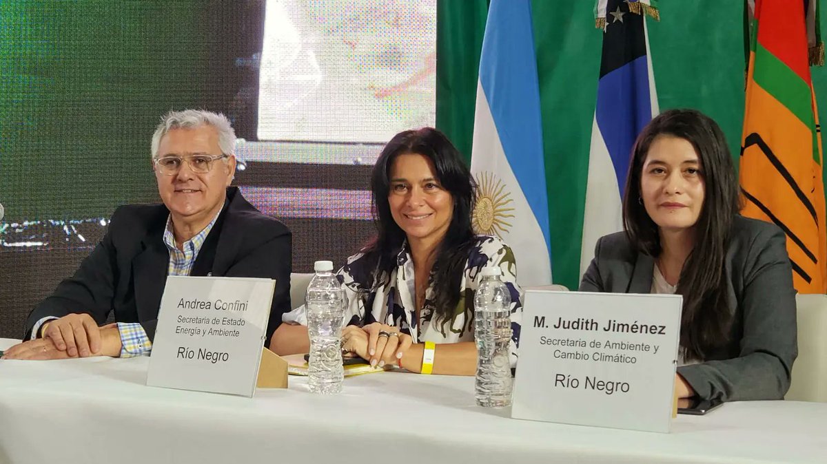 EnergiaRN's tweet photo. 🗣️“Calcatreu representa un incentivo para el resto de las empresas”.
✍️Así lo expresó la secretaria de Energía y Ambiente, @AConfini, tras el gran acompañamiento de las vecinas y vecinos de #Jacobacci al proyecto minero.
📲+Info: https://t.co/dyZzU556Cf https://t.co/H7H1Gb9gl6