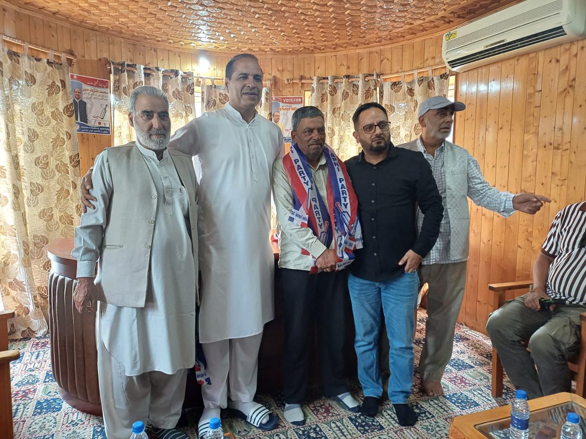 Ashraf__Mir's tweet image. Delighted to welcome our new members to the Jammu and Kashmir Apni Party. Their dedication and vision will undoubtedly bolster our mission to advance inclusive growth and stability in J&K. Together, we are committed to shaping a prosperous future for all. #JKApniParty…