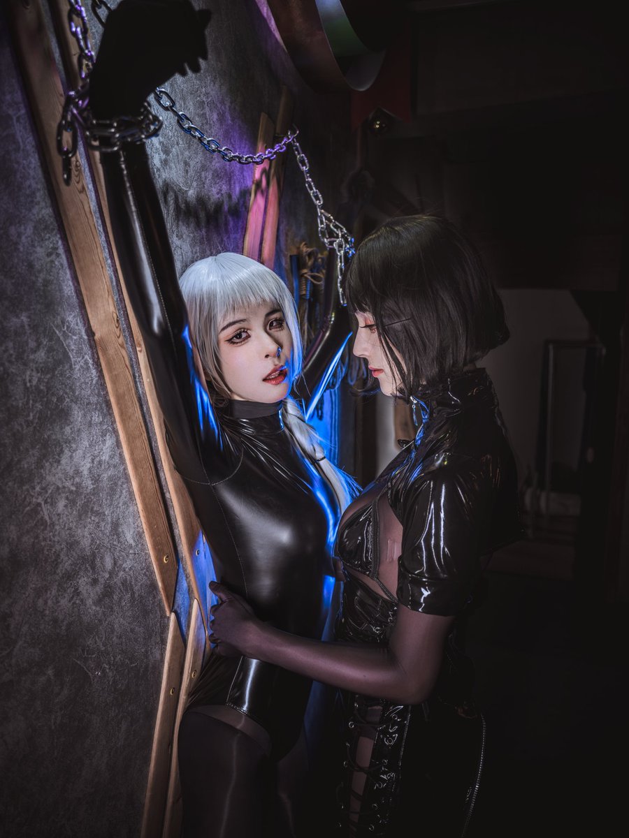 “唔...铁链好重...身体就这样要交出去了吗...算了，就这样吧...想舒服...”

感谢金主 <a href="/JimMA27644538/">正在输入..</a> 定拍赞助！
摄影： <a href="/changjiarui411/">胡克雅</a>
大姐姐： <a href="/faithless12138/">euphoria</a>
弱受：本人 

#伪娘 #男娘 #调教 #黑丝