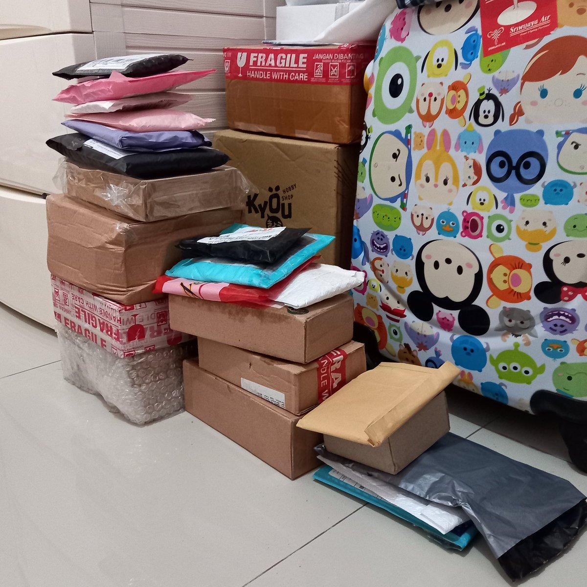 TOORUlSM's tweet photo. dulu pas msh aktif collect, kalo ditinggal keluar kota bentar biasanya paket langsung menggunung (apalagi klo perginya pas tgl kembar). skrng saya slow collect. kangen unboxing paket yang banyakan :") https://t.co/GueovEmA1u