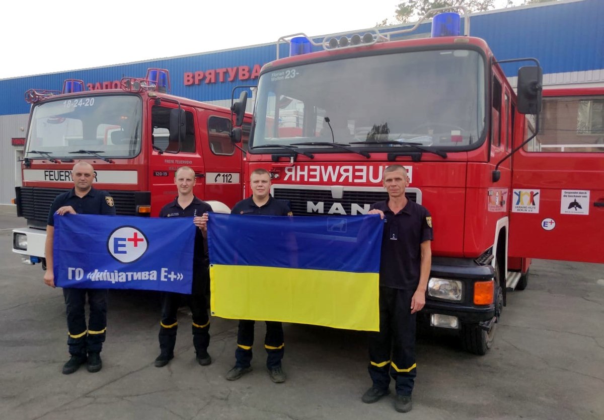 UkraineBerlin's tweet image. Dank der Spendensammlung von @Inclutus konnten wir diese beiden Löschfahrzeuge beschaffen und in die #Ukraine überführen. Nun sind sie in Nikopol eingetroffen und ersetzen zwei Fahrzeuge, die Russlands Kriegsverbrecher gezielt zerstört haben.
