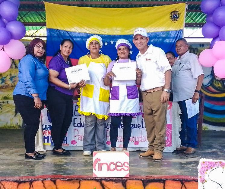 🎉 Celebramos el empoderamiento

Entregamos 110 Certificaciones, en Cabimas, a mujeres formadas a través del Inces Zulia junto a la GMVM, en los perfiles: Pastelería y Repostería, Confeccionista de Prendas de Vestir, Reparación de Máquinas de Textil, Panadero y Belleza Integral