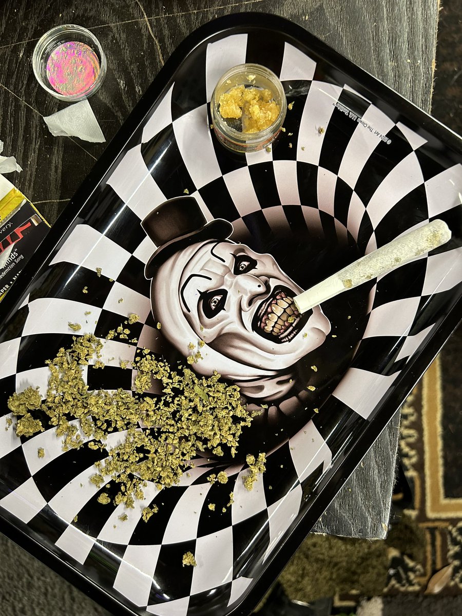 iLinerxoxo's tweet photo. the shit i just rolled a work of art… got me so high it’s terrifying 🔪 https://t.co/XCYzOXLvsZ