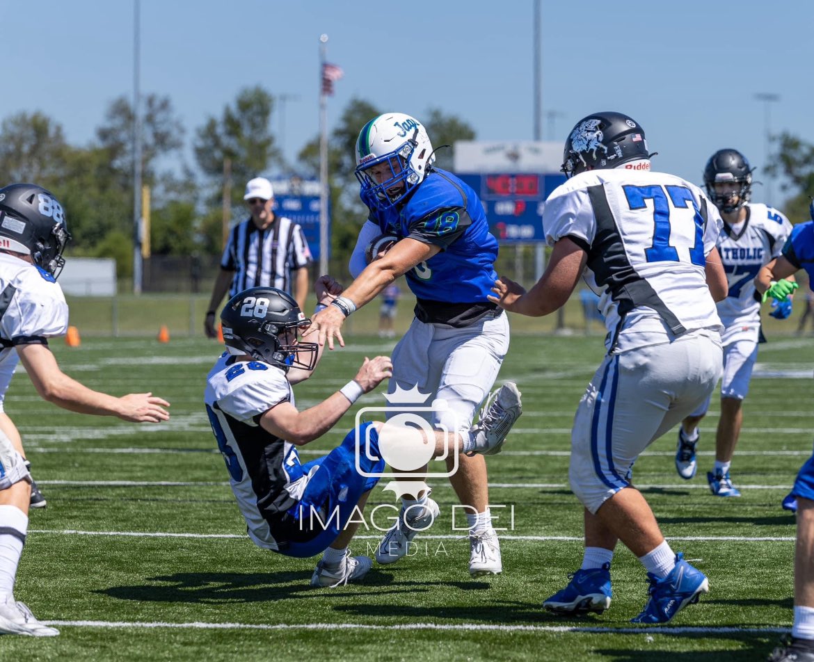 There’s just something about this picture <a href="/ElijahSali49197/">Elijah Salisbury</a>!! Give me 2 claps and a Rick! #GoJags #WeAreEast #EarnedNotGiven