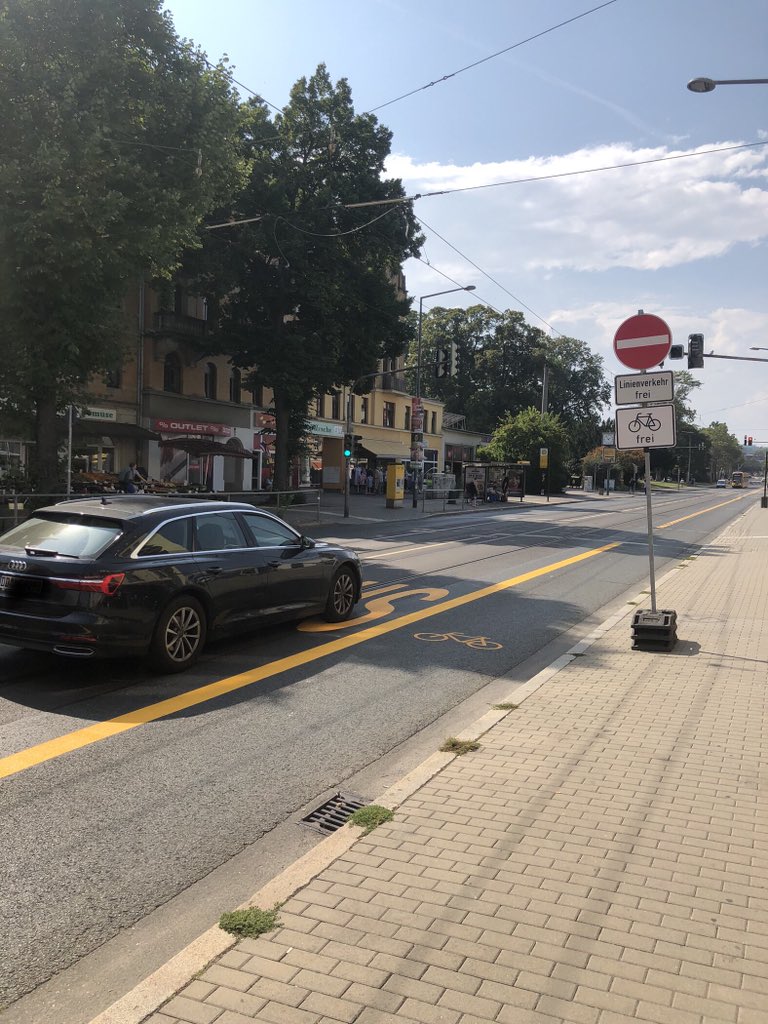 kesselsdorfer's tweet photo. Wenn selbst einfachste Schilder ⛔️ nicht gelesen werden können,

dann sollten wir das Konzept Auto 🚗vielleicht schleunigst in belebten Stadtvierteln pausieren, bis alle ihr >1 Tonne Kisten unter Kontrolle haben.

#Kesselsdorfer autofrei!
#Löbtau https://t.co/bK19dGZaBR