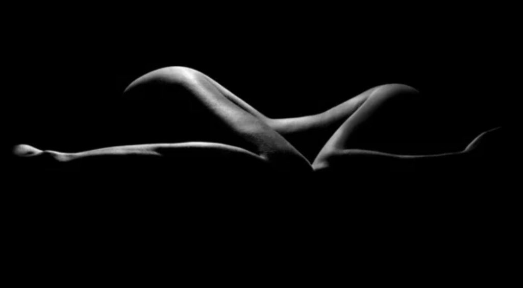 steven_04_04's tweet photo. #ePoiRestare a guardarti per ore,
il tuo profilo che disegna colline,
al tuo fianco, mentre dormi,
passando una mano a disegnare
il tuo corpo, che si muove
ad ogni respiro.
#unTemaAlGiorno

📷 da web https://t.co/lydvRZs3uF