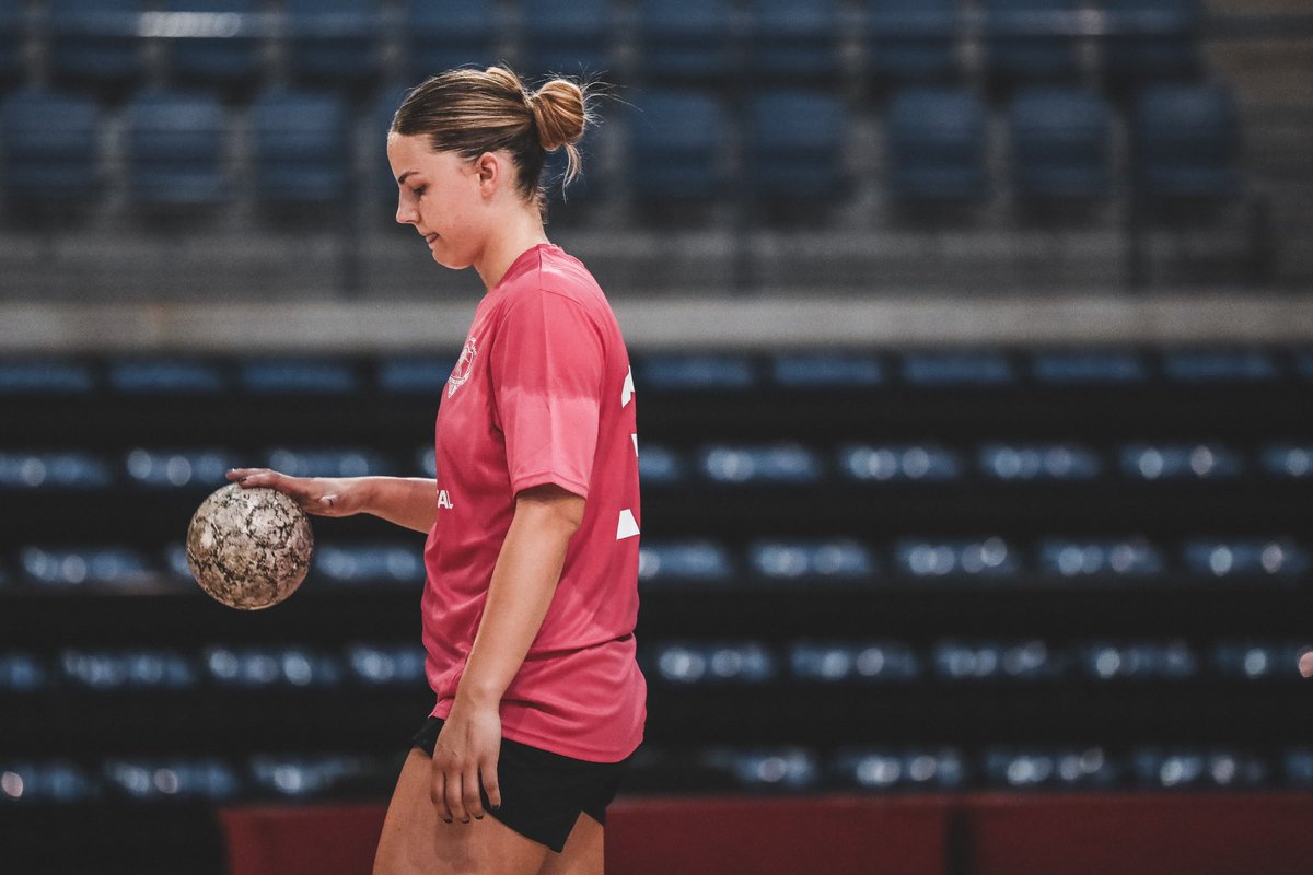 BMSportingLR's tweet photo. 💪🏻Semana de entrenamientos, evento mañana en la Sala Fundición a las 20:00 y amistoso el jueves a las 19:00 ante @AnaitasunaBM.

Casi nada😅

#SienteSporting💚💛 https://t.co/hH5oL3aDWc