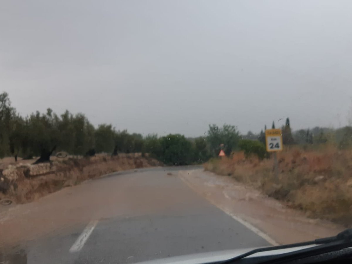 ⚠️⛈️🚘 Diversos equips de #CarreteresDipta estan treballant per detectar i resoldre les incidències que està causant la pluja a la xarxa local.
🟠 Fins demà hi ha activada una alerta per intensitat de pluja a tota la demarcació de #Tarragona
📸 TV-3421 #laSénia - #MasdeBarberans