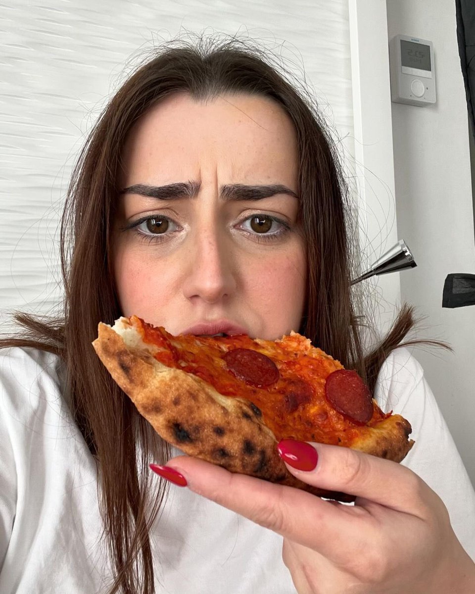 Serving looks and slices,who knew pizza could look this good? 🍕🔥