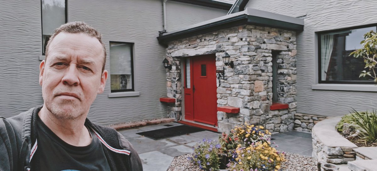 John__Mee's tweet image. Super nice property shoot today. Excellent location. Very private but close to all amenities. A superb modern, family home. I'd live here. Oh yes, and that's my best attempt at a smile. :+) #DeepPockets #property #galwayproperty #propertyphotography