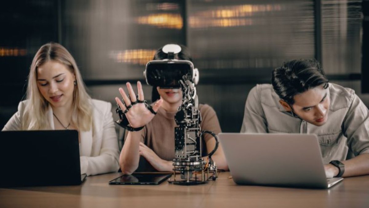 StudioImmersive's tweet image. Ready to enhance team collaboration with mixed reality tools? Check out the top immersive trends that will redefine the way we work in 2024 and beyond.
🔗 Learn more: tinyurl.com/4amzzdcc
#CollaborationTech #XRInnovation #MixedReality #TeamworkRevolution