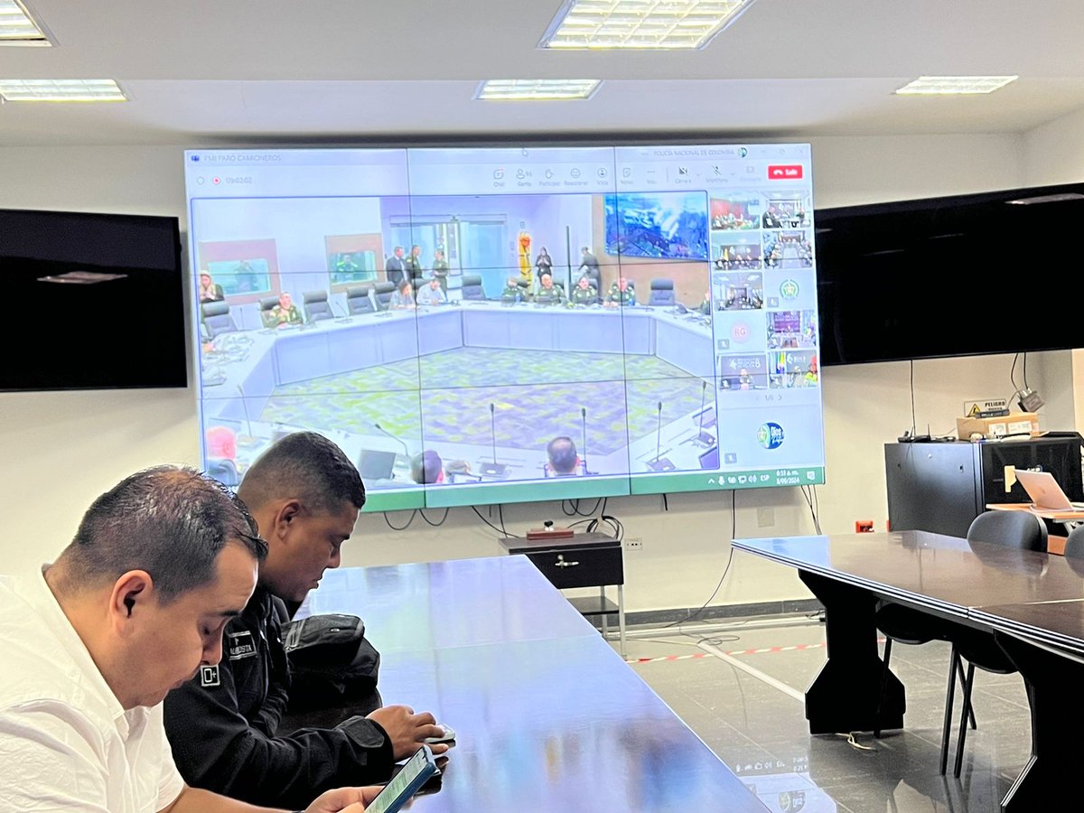 GobdelCesar's tweet photo. Continuamos con Puesto de Mando Unificado - PMU, enlazados con los ministerios de Interior y Transporte, para atender la situación de los bloqueos en el Cesar.

Se registran bloqueos en San Alberto, La Jagua de Ibirico, San Roque y Valledupar. https://t.co/rxv8k6esra