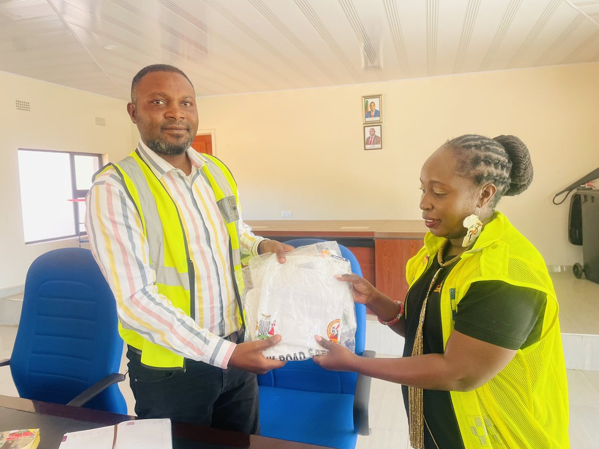 AskRtsa's tweet photo. This morning, the RTSA paid a courtesy call on the Kabompo DC, DEBS, and Council Secretary as part of the Improved Rural Connectivity Project. Focus: road safety sensitization and motorcyclist safety. Together, we aim to make our roads safer!
#RoadSafety
#RTSA
#IRCP https://t.co/IzXG8IE335