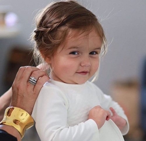 "حين كنت صغيراً، كنت أتأفف حين تُزرِّر لي أمي أزرار قميصي!
كنتُ أود الخروج للدنيا بسرعة!!
الآن أبيع الدنيا بأسرها من أجل أن تعقد لي زراً واحداً! " (م)

#جماليات 
#مساء_الخير