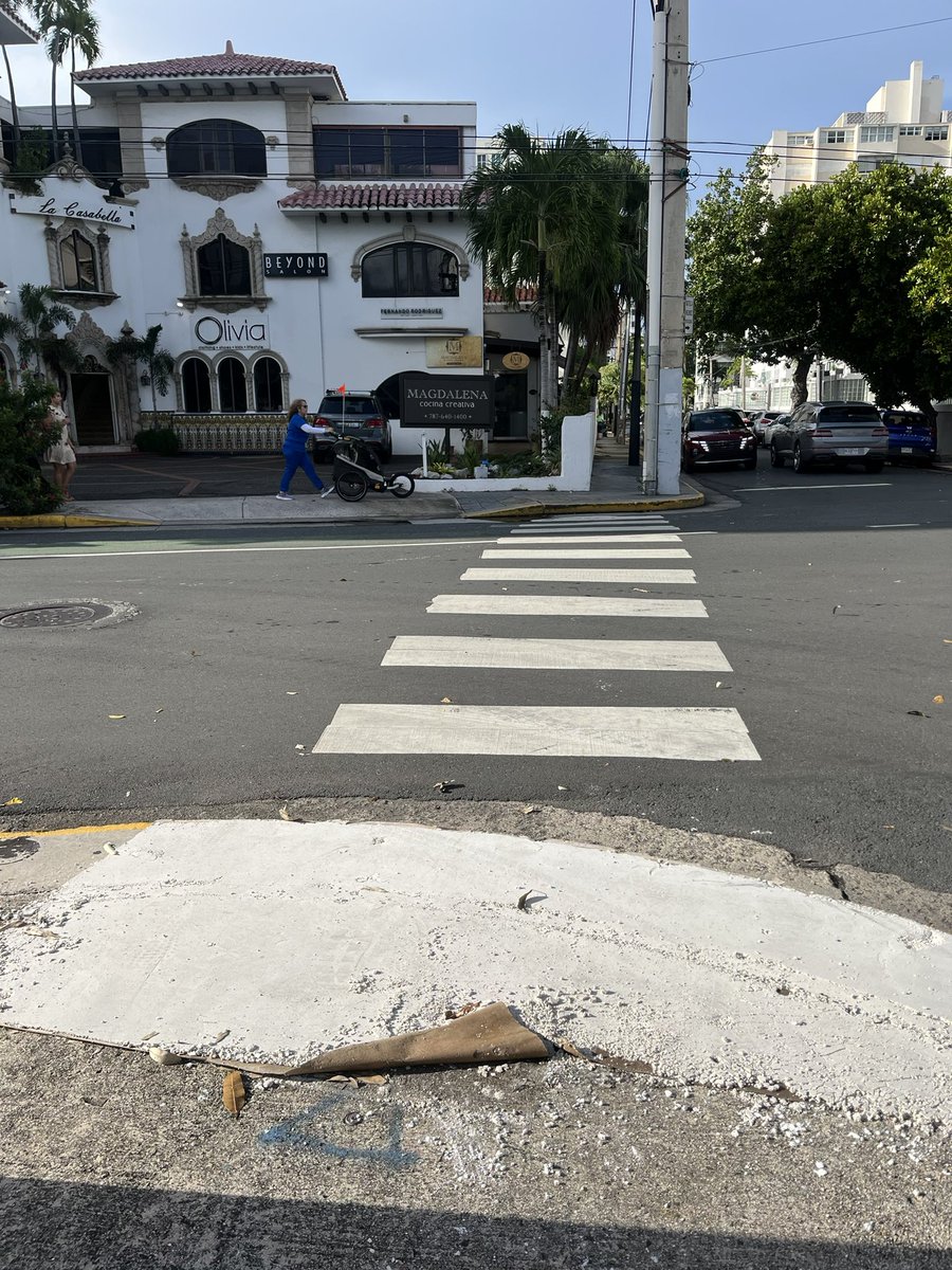 ElUrbanistaPR's tweet image. Ave Magdalena #Condado - Miguel Romero Lugo la falta de supervisión resulta en chapucerías y mal uso de fondos públicos. Pintaron encintado, rampa y acera pero no hicieron rampa en el lado de Casabella. ¿Qué se supone que hagan las personas con diversidad funcional, adultos