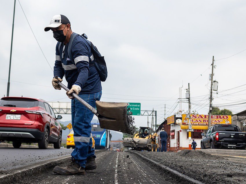 aquilesalvarez's tweet photo. Seguimos mejorando la infraestructura vial en la Ciudad de Todos.
 
La intervención en el viaducto Gral. Flavio Alfaro Delgado, en La Prosperina, avanza muy bien con la sustitución de la carpeta asfáltica en los carriles centrales, abarcando 1,15 km entre la Vía a Daule y la Vía Perimetral.
 
Además, se repararán barandas y haremos la señalización para garantizar la seguridad de los 44.640 vehículos que circulan a diario.
 
Guayaquil avanza con obras para todos.

#CiudadDeTodos