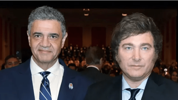DelDifusora's tweet photo. Javier Milei y Jorge Macri firman este martes el traspaso de 31 líneas de colectivos: El acto protocolar entre el Presidente y el jefe de Gobierno está previsto para este martes a las 11 en Casa Rosada. De cuánto será la “tarifa real” sin los subsidios.… https://t.co/wdbBUyhgSM https://t.co/fkkLF2IJVL