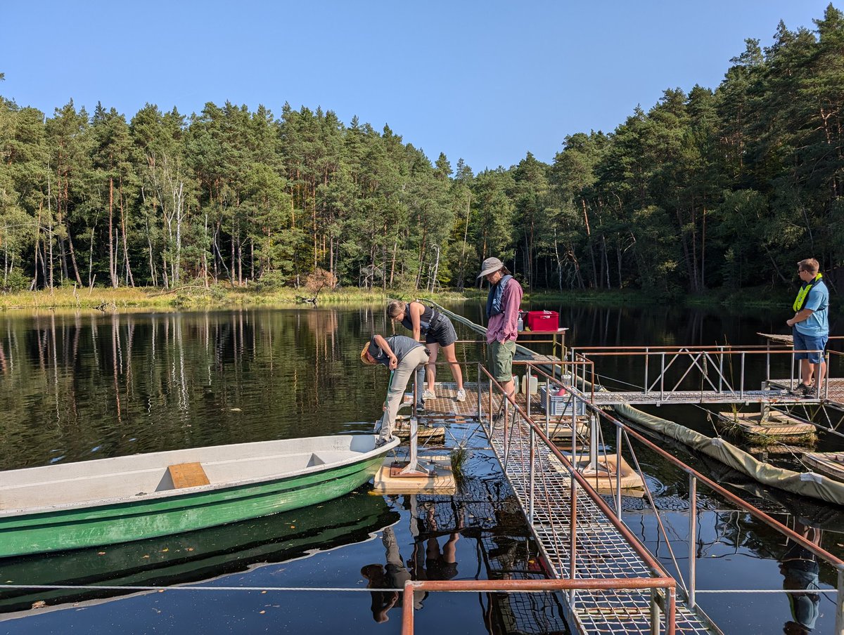 jasonnwoodhouse's tweet image. With Alice retter (@FUNACTION_EU) showing students from Potsdam uni how to monitor aquatic fungal diversity. Day 1 - sampling Lake Fuckskuhle. @LeibnizIGB @MoSTFun_EU