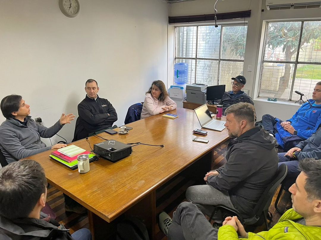 RiegosalzChile's tweet photo. 🤝💧Ya son más de 10 años trabajando de la mano con la Asociación Canal Maule Norte, apoyando la gestión hídrica en más de 25 puntos de monitoreo y automatización de compuertas a lo largo de su red de canales.

#riegosalz #chile #agricultura #agua #tecnologia #riego #telemetria https://t.co/naXMMzpDcY
