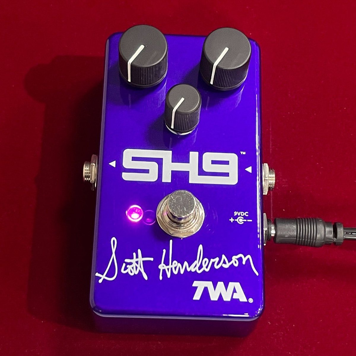 ROCKINN_namba's tweet photo. 【#ロックイン難波】人気ペダルが再入荷!「#TWA」の"#SH9-S"は本国アメリカで数々の賞を受賞した1台。当店でも人気のモデルです★名機SD9を基にその生みの親である「田村進」氏が共同開発したスコット・ヘンダーソンのディストーション★当機はサインがプリントされた外観!→https://t.co/mrivPhE1EE https://t.co/eGF8SwaRZj